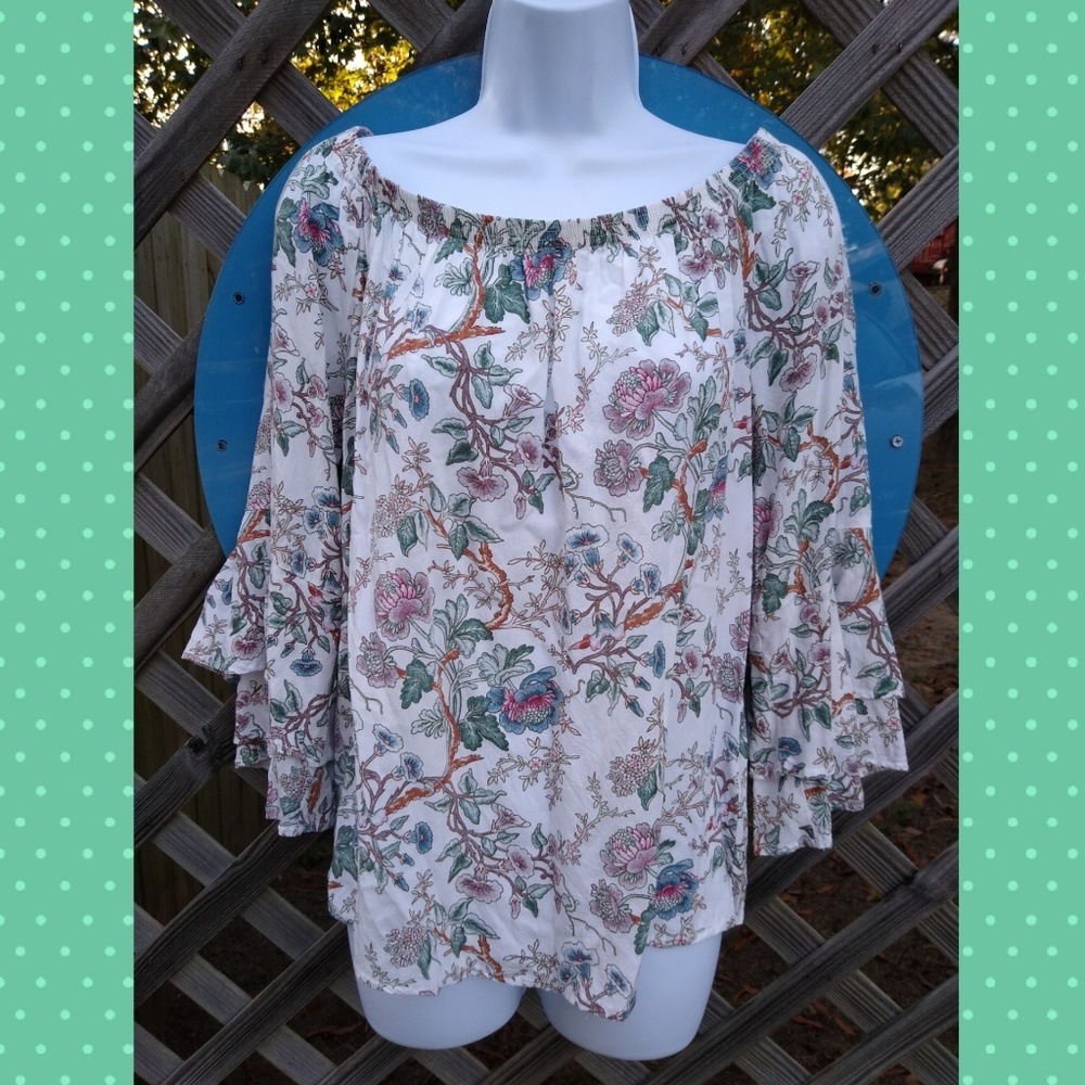 SOLITAIRE floral off shoulder bell sleeve top